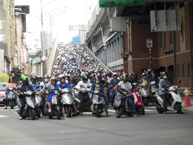 信号を待つライダーで溢れかえる光景